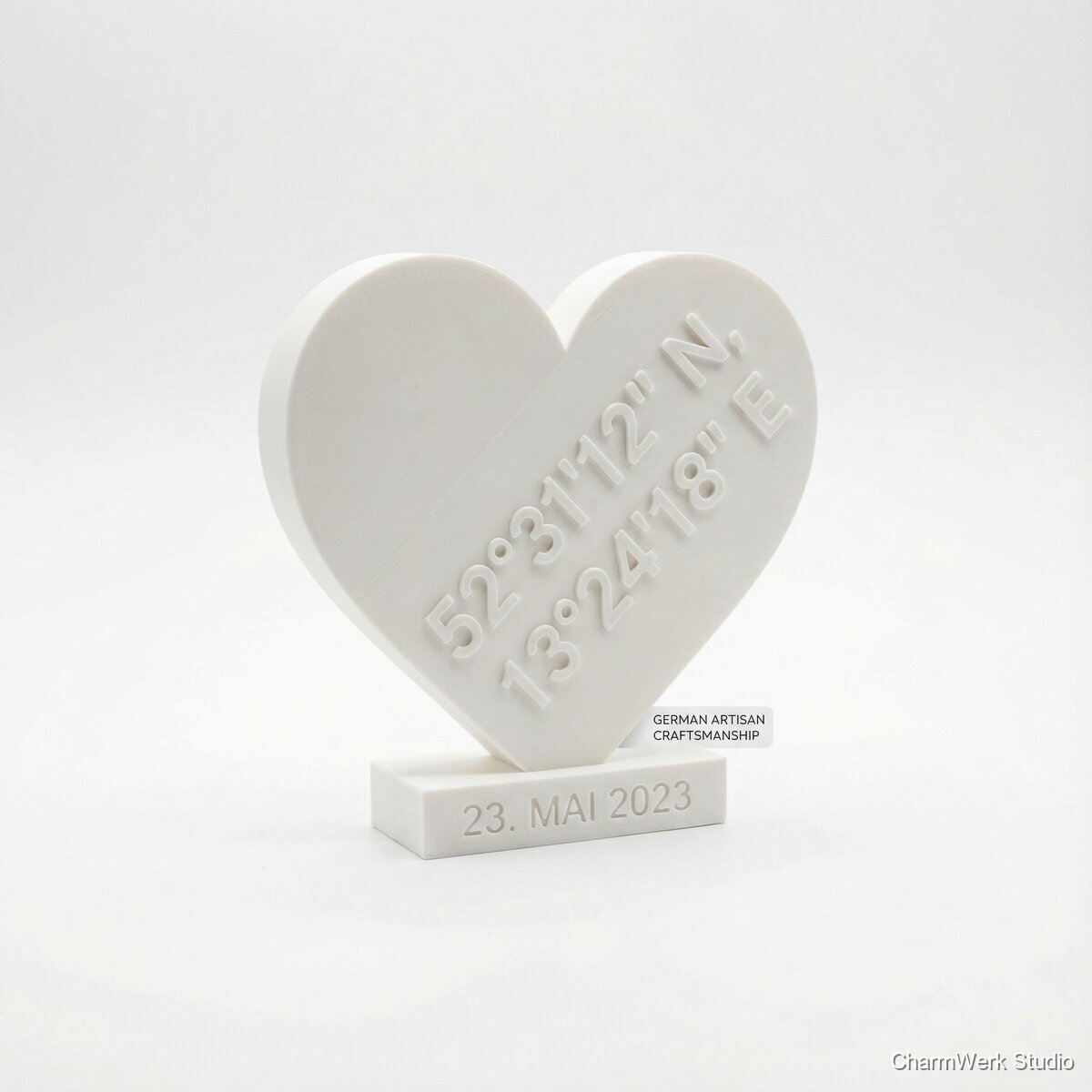 3D-gedruckte Herz-Skulptur mit Koordinaten
