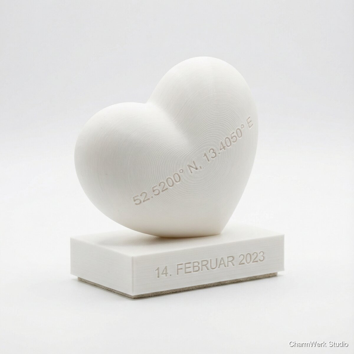 3D-gedruckte Herz-Skulptur mit Koordinaten - Seitenansicht