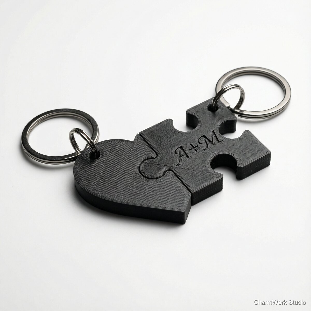 Paar-Schlüsselanhänger als Puzzle-Hälften - Seitenansicht