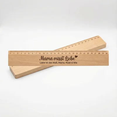 Graviertes Holzlineal „Mama misst Liebe“ (30 cm)
