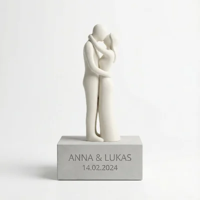 Zwei Figuren auf Sockel im „Kuss“-Moment