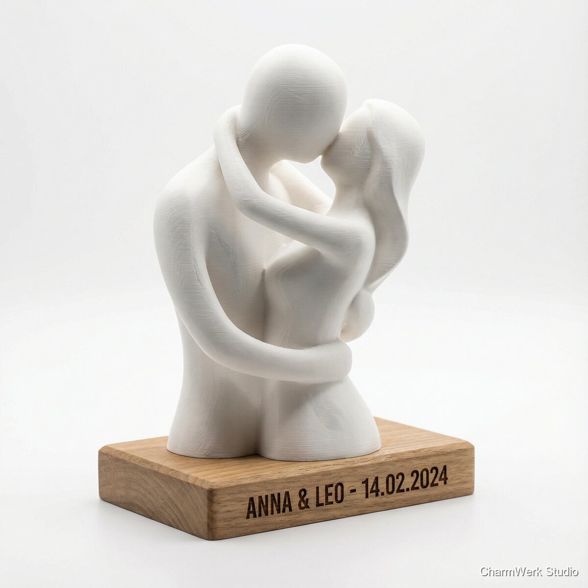 Zwei Figuren auf Sockel im „Kuss“-Moment - Seitenansicht