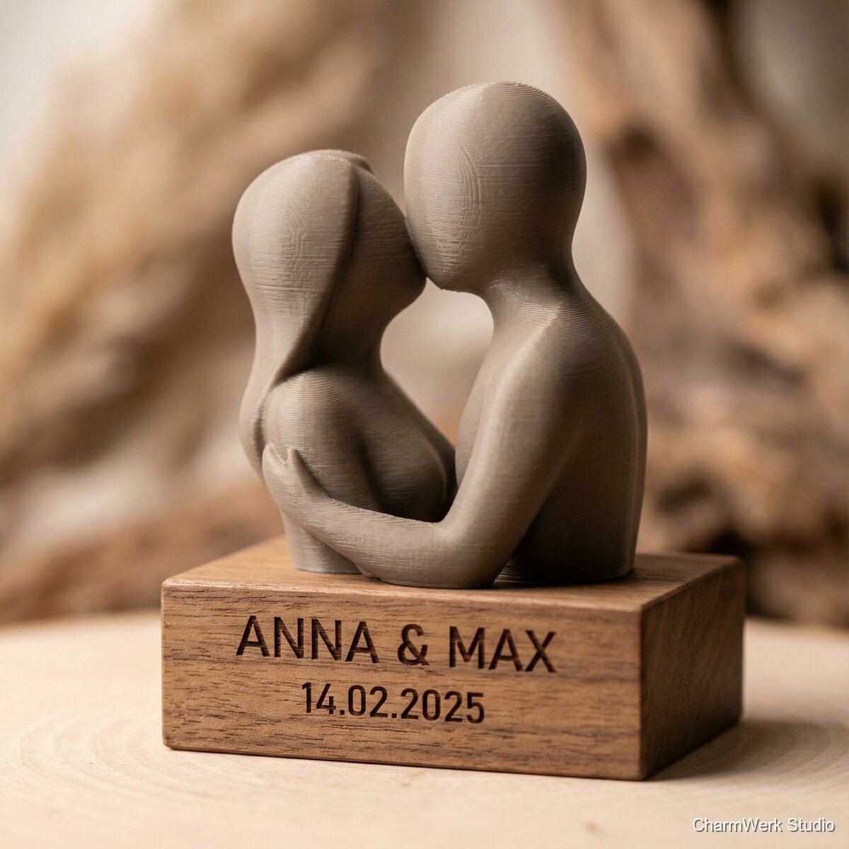 Zwei Figuren auf Sockel im „Kuss“-Moment - Detailansicht