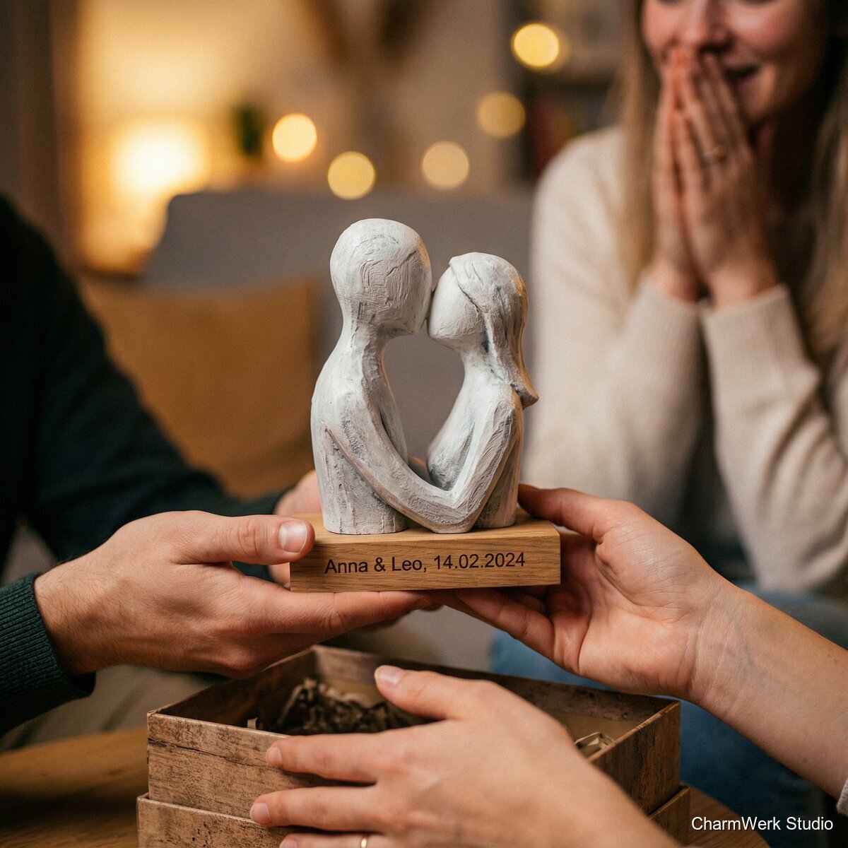 Zwei Figuren auf Sockel im „Kuss“-Moment - Lifestyle