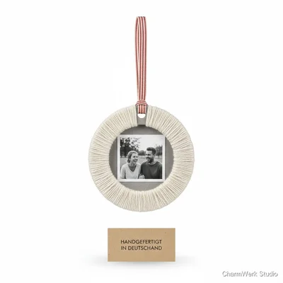 Handgefertigtes Foto-Ornament aus Pappe und Garn