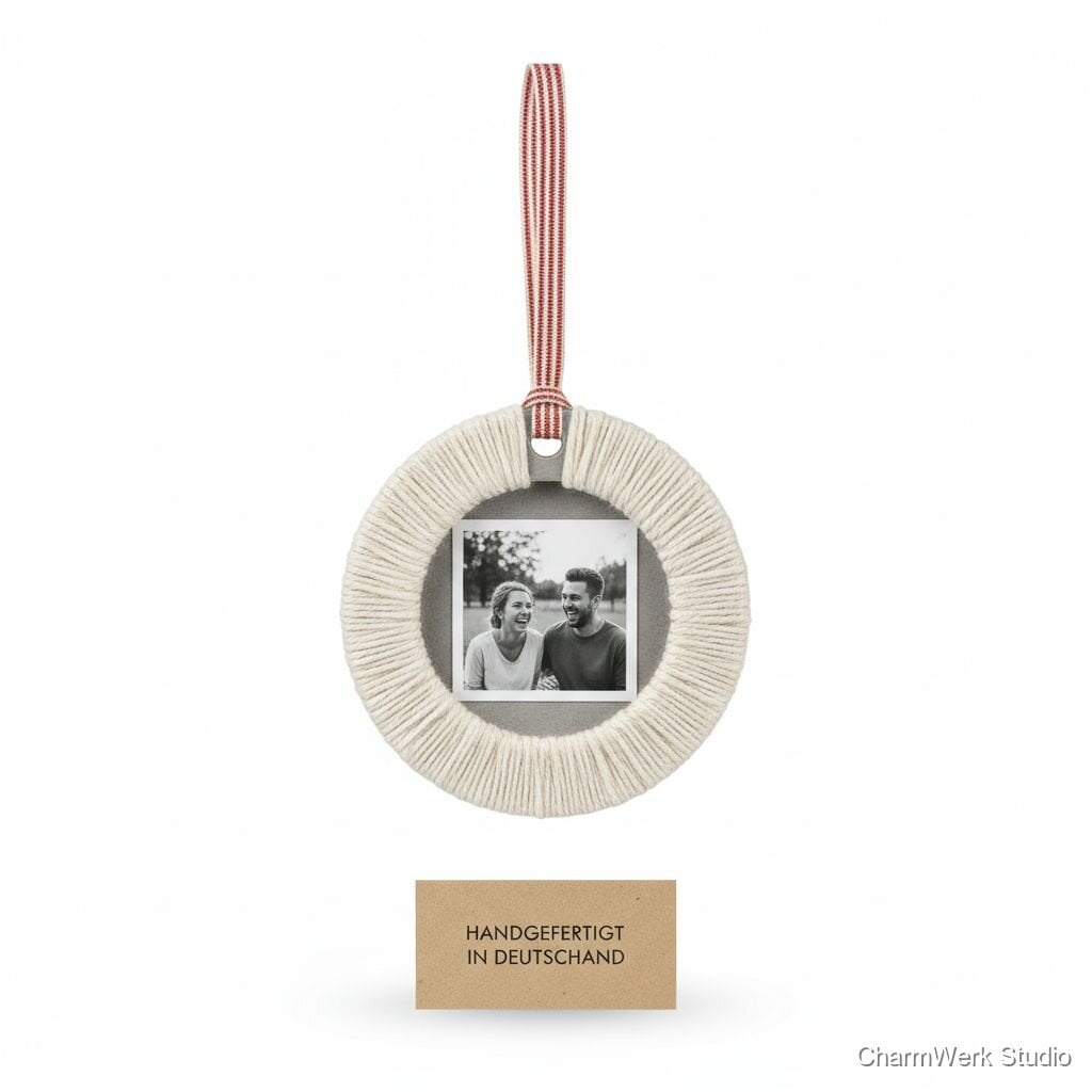 Handgefertigtes Foto-Ornament aus Pappe und Garn