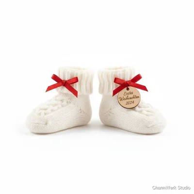 Handgestrickte Babysöckchen „Erstes Weihnachten“
