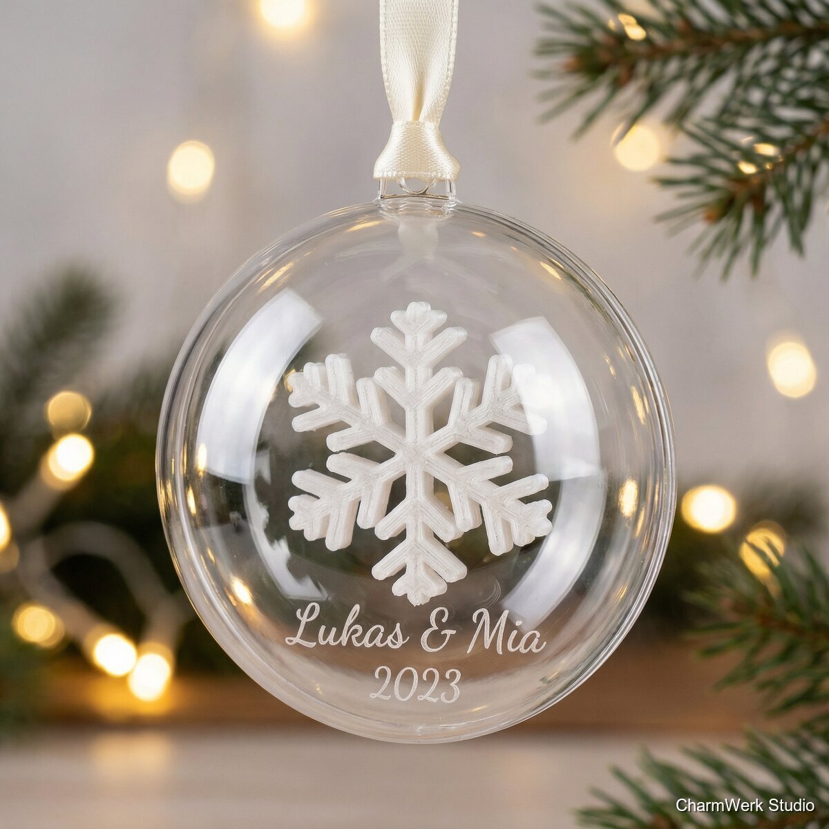 Acryl-Weihnachtskugel mit 3D-Schneeflocken-Inlay - Detailansicht