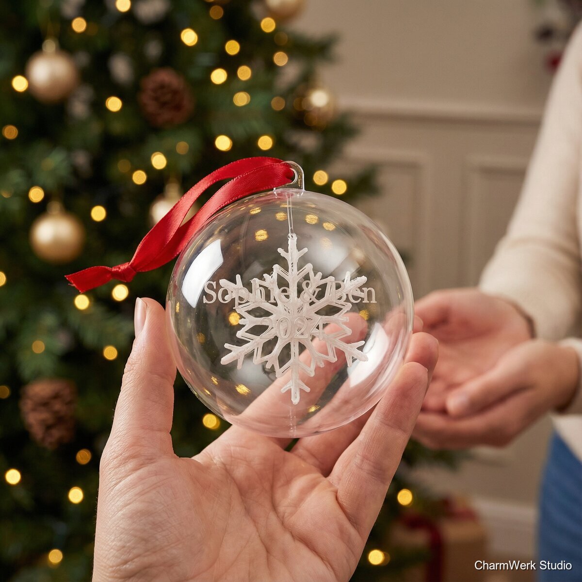 Acryl-Weihnachtskugel mit 3D-Schneeflocken-Inlay - Lifestyle