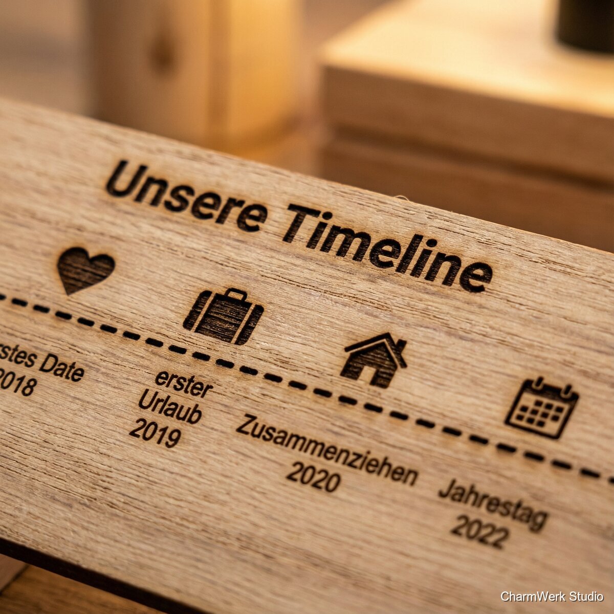 Lasergravierte „Unsere Timeline“-Holztafel - Detailansicht