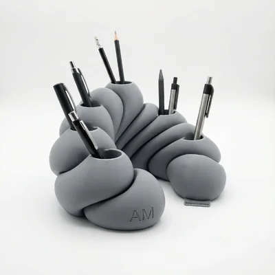 Modularer Stiftehalter als Mini-Skulptur mit Initialen