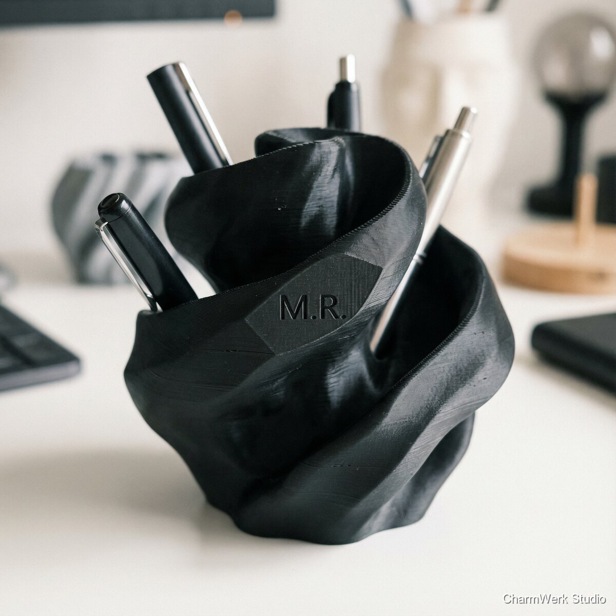 Modularer Stiftehalter als Mini-Skulptur mit Initialen - Detailansicht