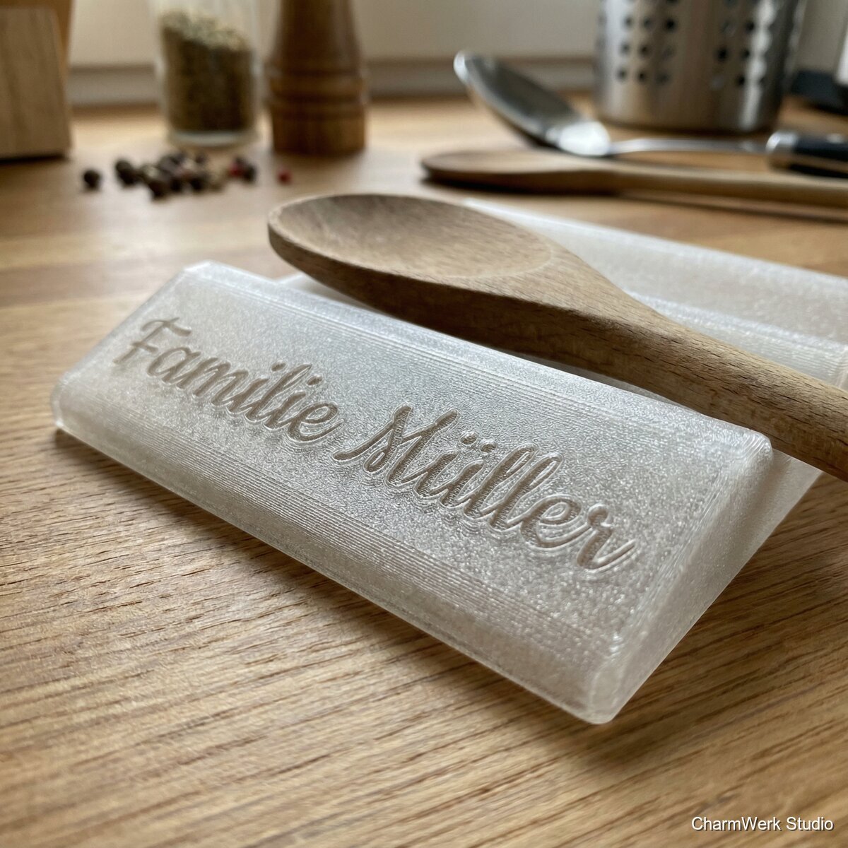 Personalisierte Kochlöffel-Ablage mit Namenszug - Detailansicht