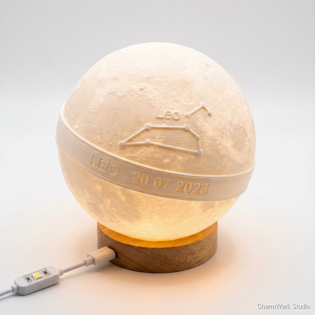 Planeten-Lampe mit Namensgravur-Optik und Sternbild - Seitenansicht