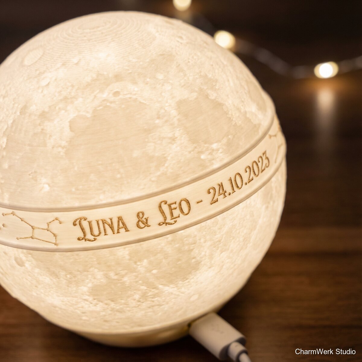 Planeten-Lampe mit Namensgravur-Optik und Sternbild - Detailansicht