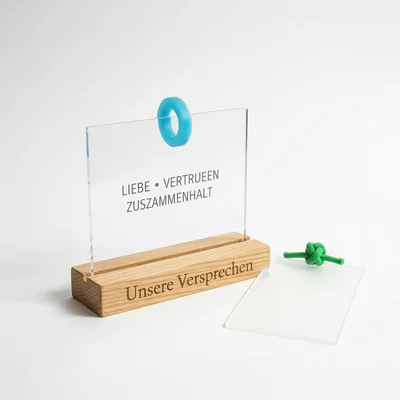 „Unsere Versprechen“ Kartenständer mit 3D-Klammer